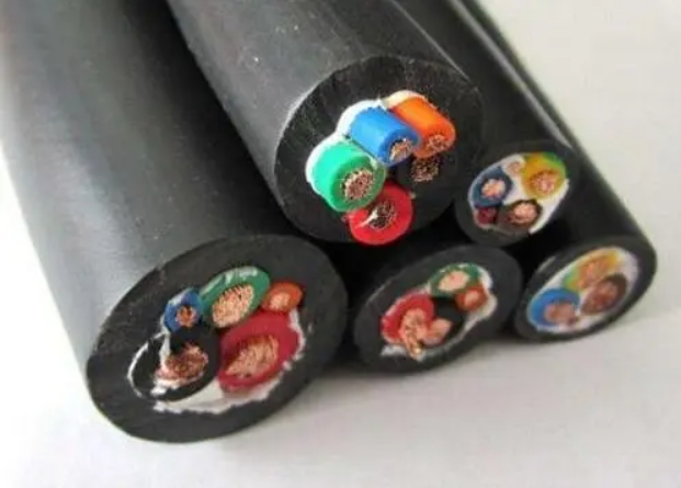 在選擇礦用電纜時(shí)要注意電纜類型的截面積和安全系數(shù).jpg